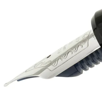 Plumín Soft Medium Fine de la Pilot Custom Heritage 912 visto de lado