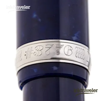 Vista frontal del anillo con los metros del monte Fuji grabados