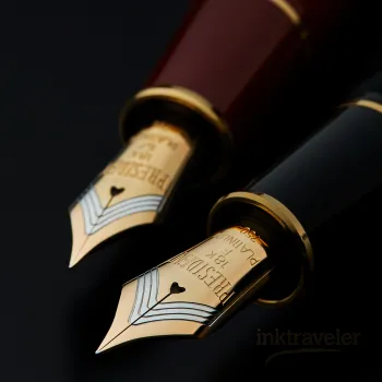 Detalle del plumín de oro bicolor de la roja y la negra