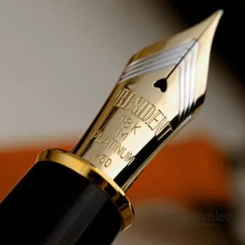 Detalle del magnífico plumín de oro bicolor con la palabra president grabada