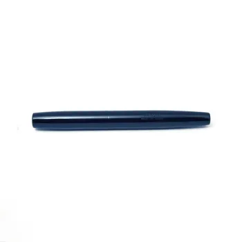 pluma estilográfica eboya hakobune shinkai deep sea small cerrada sobre fondo claro mostrando su tono azul profundo