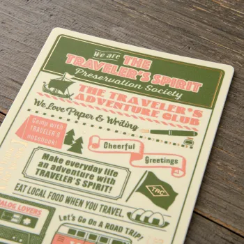 detalle del Soporte Rígido Pasaporte Agenda 2026 sobre mesa de madera