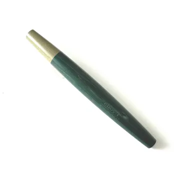 Pluma Estilográfica Eboya Kobue Yakou Night Harbour cerrada sobre fondo blanco