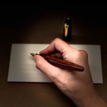 Platinum Izumo Mitasanshodo Genroku Shogun Lacewood Fountain Pen in hand