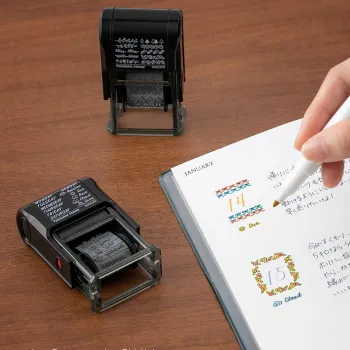 dos sellos midori en un escritorio junto a un cuaderno