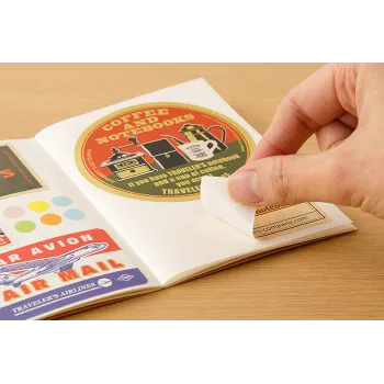 mano retirando suavemente una pegatina del recambio 017