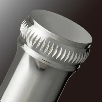 detalle del capuchón plateado con la goma de borrar dentro