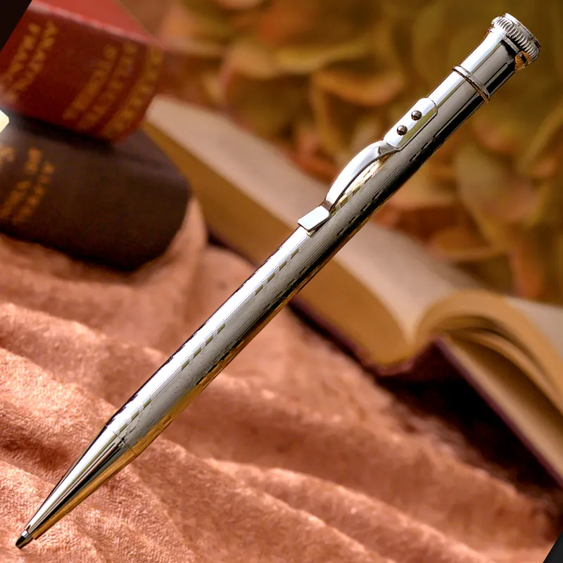 portaminas platinum hayakawa silver 0,5 mm edición limitada con fondo de telas marrones y unos libros