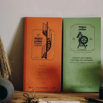 dos cuadernos tomoe river apoyados en la pared