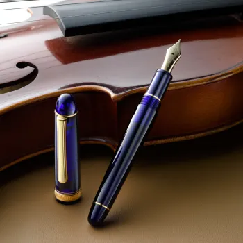 pluma estilográfica platinum 3776 century chartres blue gt abierta apoyada en un violín