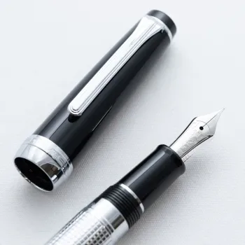 nagasawa engrave kou fountain pen with cap next to the body, showing compact design