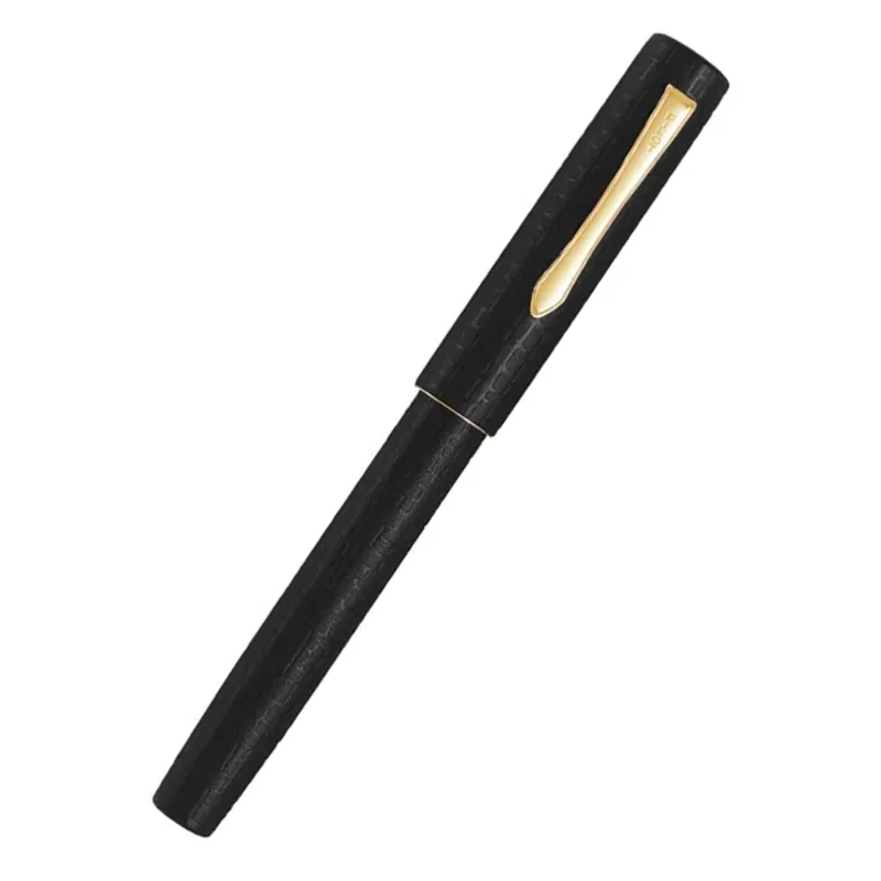 pluma estilográfica pilot urushi kawarinuri ishime black sobre fondo neutro mostrando su textura de piedra