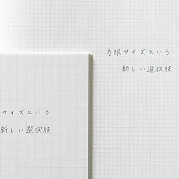 interior de dos cuadernos kobeha recto a5 con cuadrícula gris escritos