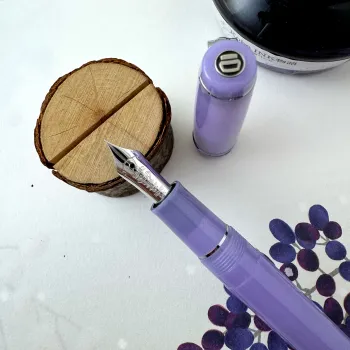 nagasawa onomatope yura yura fountain pen shown in a lifestyle scene