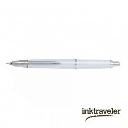 pluma estilográfica pilot capless decimo white sobre fondo neutro mostrando acabado blanco satinado