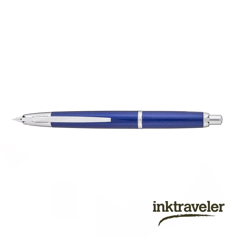 pluma estilográfica pilot capless decimo azul oscuro sobre fondo neutro mostrando acabado azul oscuro y abierta