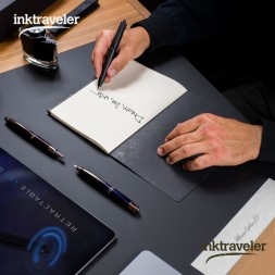 pluma pilot capless luxury ls blue cerrada sobre escritorio escribiendo