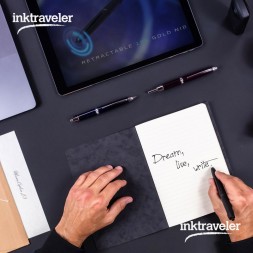 pluma pilot capless luxury ls blue cerrada sobre una mesa