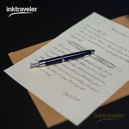 pluma pilot capless luxury ls blue cerrada sobre una carta