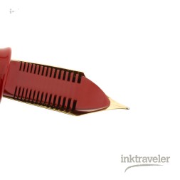 detalle del alimentador semilacado en urushi rojo integrado con el diseño