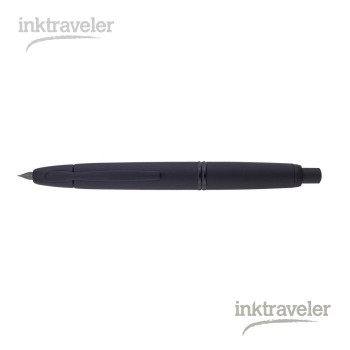 pluma estilográfica pilot capless matte black sobre fondo neutro mostrando acabado negro mate y abierta